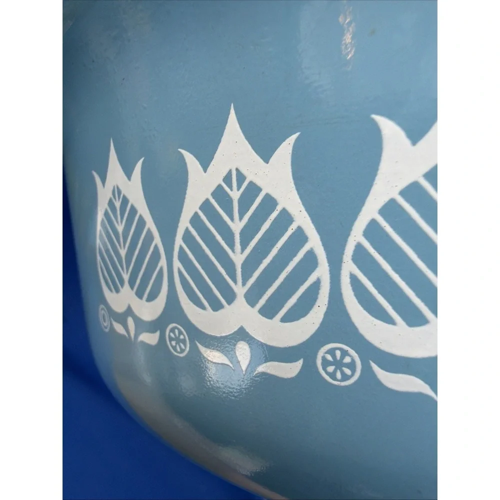 VTG Pyrex Blue Tulip 1.5 Qt Casserole Dish #043 With Cradle Handles